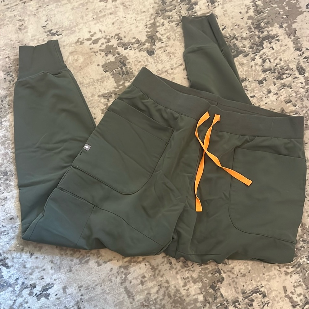 Figs women army/moss green scrub jogger pant. Size large